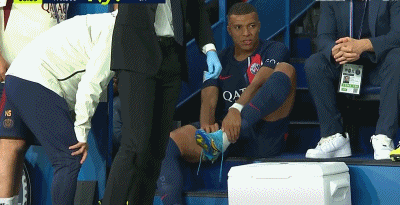 法甲赛报:姆巴佩伤愈退役 穆瓦尼传射破门 巴黎4-0马赛