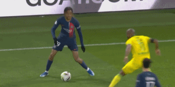 法甲赛报:姆巴佩哑火 穆瓦尼替补上场破门 巴黎主场2-1险胜南特