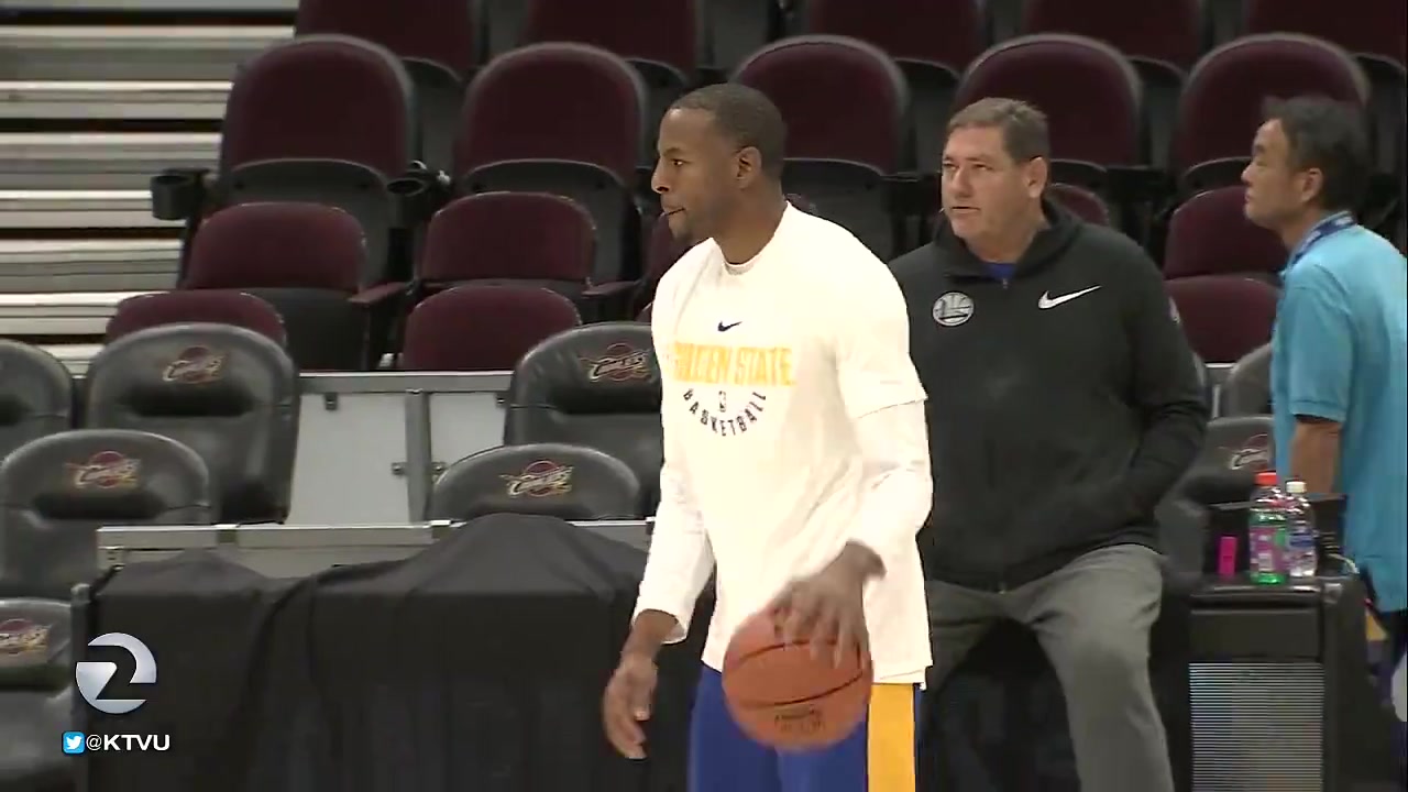 🌊宇宙勇的备战方式:克莱玩手机📱 追梦玩尼克-杨🥊