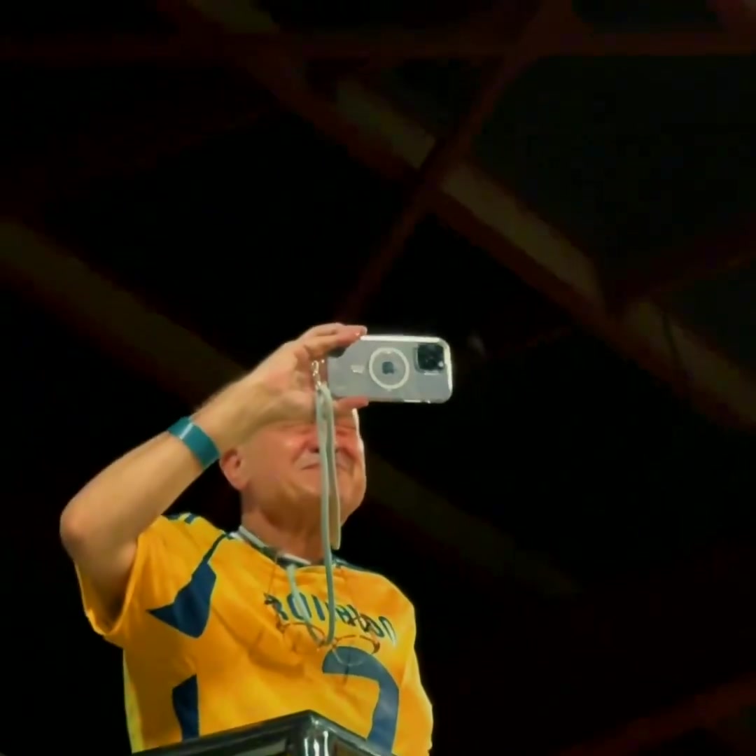 老球迷泪流满面观看比赛!C罗社媒寻人:我想要找到他!