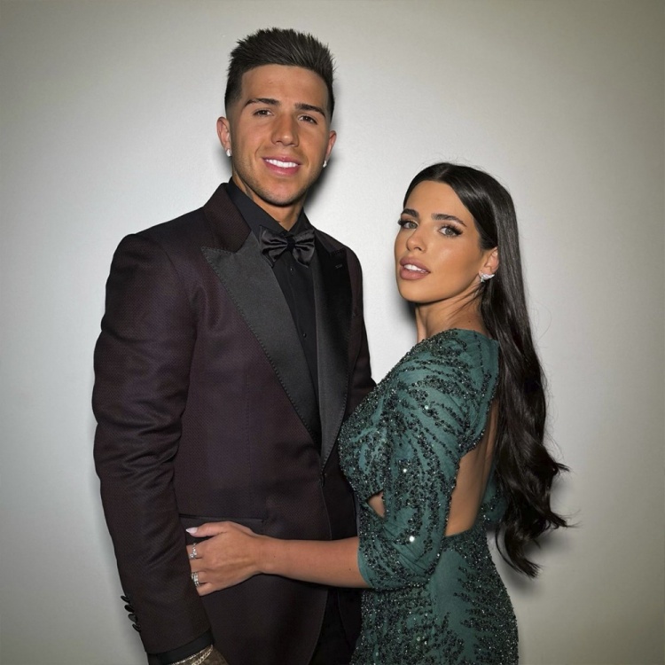 恩佐伴侣:我和恩佐决定保持距离,但我们永远是一家人会相互支持